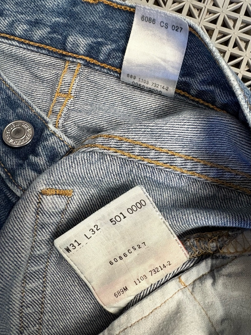 Vintage Levi’s 501 Medium Wash Button-Fly Blue Jeans - Y2K - Picture 6 of 12